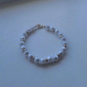 Pärlarmband  - Mycket fint armband som jag köpte i ett tre-pack, därav denna är för stor. Därför säljer jag den.🩷🩷 Aldrig använd! Inte äkta guld!✨️