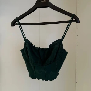 Mörk grön topp - • Storlek Xs • Från Shein • Använd endast en gång • Frakt från 40kr 