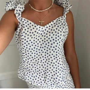 Prickig sommar topp - säljer denna jätte fina prickiga sommar topppen