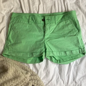 Coola lowrise gröna short❤️ - Såååå coola gröna lowrise shorts som inte kommer till användning❤️ de är från peak performance och passar 38 i midjan💕  Pris går att diskutera❤️