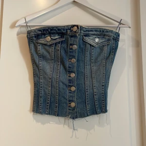 Jeanstopp - Säljer denna super fina jeans topp/korsett då den aldrig kommit till användning☺️