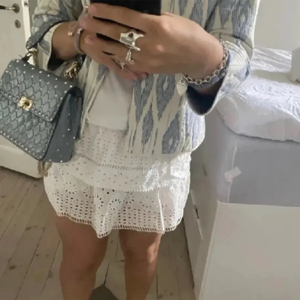 Vit kjol från zara med mönster och inbyggda shorts, jättebra skick! sitter som xs/s. Kjolar.