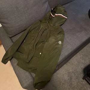 Moncler windbreaker  - Tja, säljer nu denna Moncler windbreaker som är riktigt fet! Jackan är i toppen skick utan några defekter. 