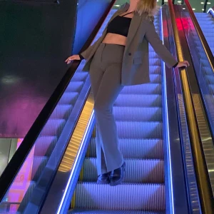 Mörkgrönt kostymset från Zara - Jättefint mörkgrönt kostymset från Zara, byxorna är L och kavajen är M. Passar perfekt på långa tjejor (jag är 1,80 cm) Använd flertal gånger men bra skick. Litet stygn i skrevet som inte syns när dem sitter på.