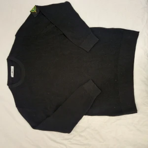 Stone island sweater  - Stone island sweater i bra skick, använd ett par gånger. Inga defekter på logga eller sweater. Vid fundering är det bara att höra av sig. Pris ej hugget i sten!