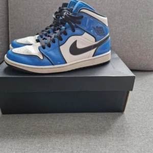 Jordan 1 signal blue size eu 44/us10 - Fick dem året 2021 men dem är inte använda jätte mycket. Skick 8-10. Nypris ca 1900
