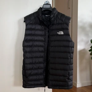The Northface, Väst - S/P - Helt ny Northface väst, ALDRIG använd! Köpt från Zalando för 1500kr. Storlek S men passar även M om man söker an tajtare passform.