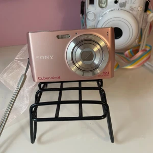 Sony Cybershot DSC W510 - Sony cybershot DSC W510 i Rose Pink. Kommer i original box och alla tillbehör (batteri, laddare, sladd och SD kort). Fungerar felfritt.   De två sista bilderna är tagna med kamran.  Kontakta mig om ni har frågor så svarar jag som snabbt som möjligt. 