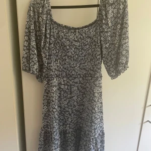 Sommarklänning  - Sommarklänning i storlek XL från vila.  Smock som sitter över bysten.