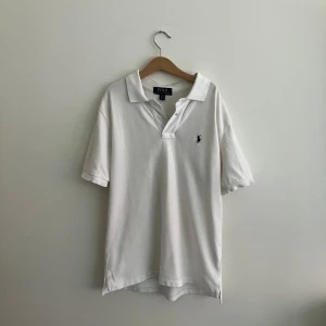 Ralph lauren piké - Säljer den trendiga ralle piké som är riktigt snygg, den är använd några gånger 8/10 skick nypris på den piké är 1100 men mitt pris 275 den är i m barn men sitter som L liten defekter kan visa privat