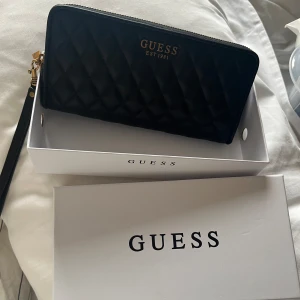 Guess plånbok - Guess plånbok i nyskick 🫶🏼 Mitt pris: 150 + frakt. 