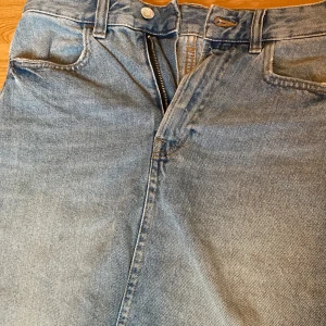 Jeanskjol - Jeanskjol i perfekt skick. Jag säljer eftersom den är lite för stor i midjan för mig. 