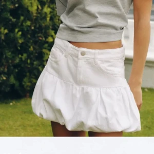 Zara kjol - Zara kjol i storlek S  Vit jeans kjol med puff