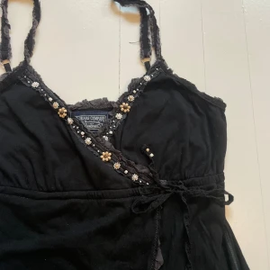 Söt topp - Världens sötaste topp med jättefina små detaljer😭från en gammal Ralph lauren kollektion✨