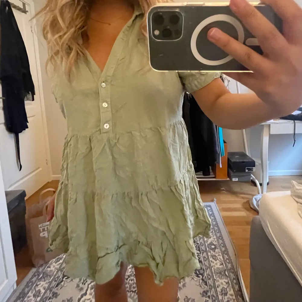 Snygg men lite för kort för min smak (är 162cm). Mekot.