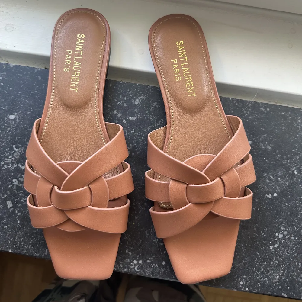 Tribute Mules / Sandaler i färgen amber strl 36. . Skor.