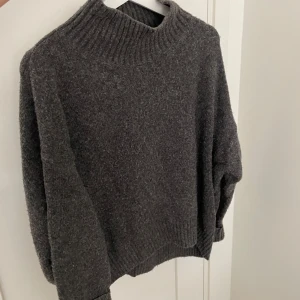 H&M stickad - Oversized stickad tröja. Något nopprig