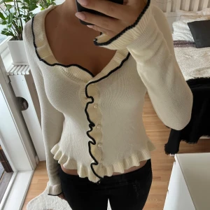 Stickad kofta - Köpte här på plick men har aldrig använt, förra ägaren hade inte använt den flitigt heller därmed i nyskick. Lapp med märke är bortklippt av förra ägaren. 