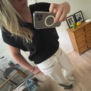 Väst-tröja - Säljer denna tröja i passform av en väst men funkar jättebra som vanlig tröja🙌 Supercool tröja men kommer dessvärre inte till användning just nu💕 Mycket bra skick☺️