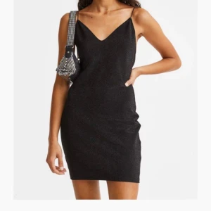 Glittrig klänning! - Jättesöt svart och lite glittrig klänning från h&m!❤️ Den har smala band och öppen rygg. Materialet är lite slitet på den nedre delen av klänningen, se på sista bilden. Provat den men aldrig använd😚