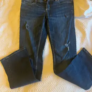 Säljer/byter super snygga bootcut jeans med hål i❣️ super snygga köpta i usa