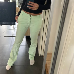 Acne byxor i en pastell grön färg - Så fina byxor i en pastell grön färg från acne studios. Säljer för att byxorna har blivit för små. Storlek 28/32, och jag är 164 cm och brukar ha storlek 36 i byxor och jeans. 