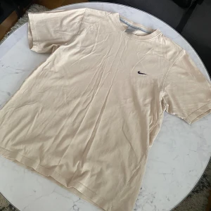 T-shirt - Beige t-shirt från Nike. Storlek S.
