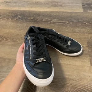 Guess skor - Fina Guess skor i gott skick, använda endast ett par gånger. 🌟 Storlek 37
