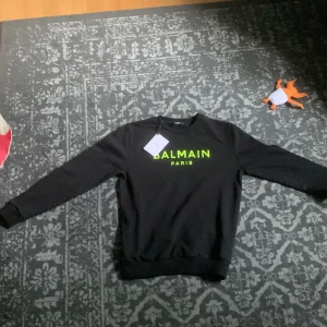 Balmain tröja c neck - Passade inte riktigt mig för att den var för stor. Aldrig använd förutom när jag skulle prova den i omklädningsrummet. Taggen är fortfarande på och har kvitto. Får även med box. Tar också imot byten mot skor