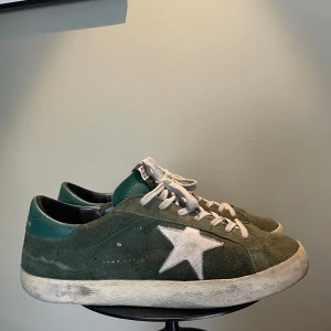 Golden goose - Hej! Säljer nu dessa super scyssta gloden goose skorna. Skorna är i fint skick 7/10. Bara skorna medföljer vid köp. Storlek 41 passar 42-42.5