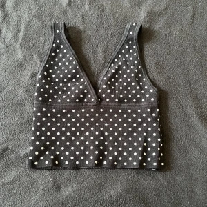 Söt topp - Helt oanvänd Zara topp. Jag älskar denna tröja men den köptes i XS (jag är S) och därför väljer jag att sälja den.