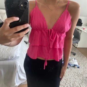 Rosa Topp - Jättefin och somrig rosa topp från Shein. Aldrig kommit till användning och därför säljer jag den💕