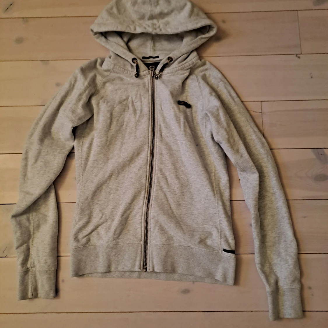 Grå hoddie 