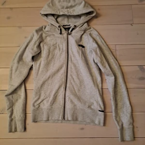 Grå hoddie  - Grå hoddie
