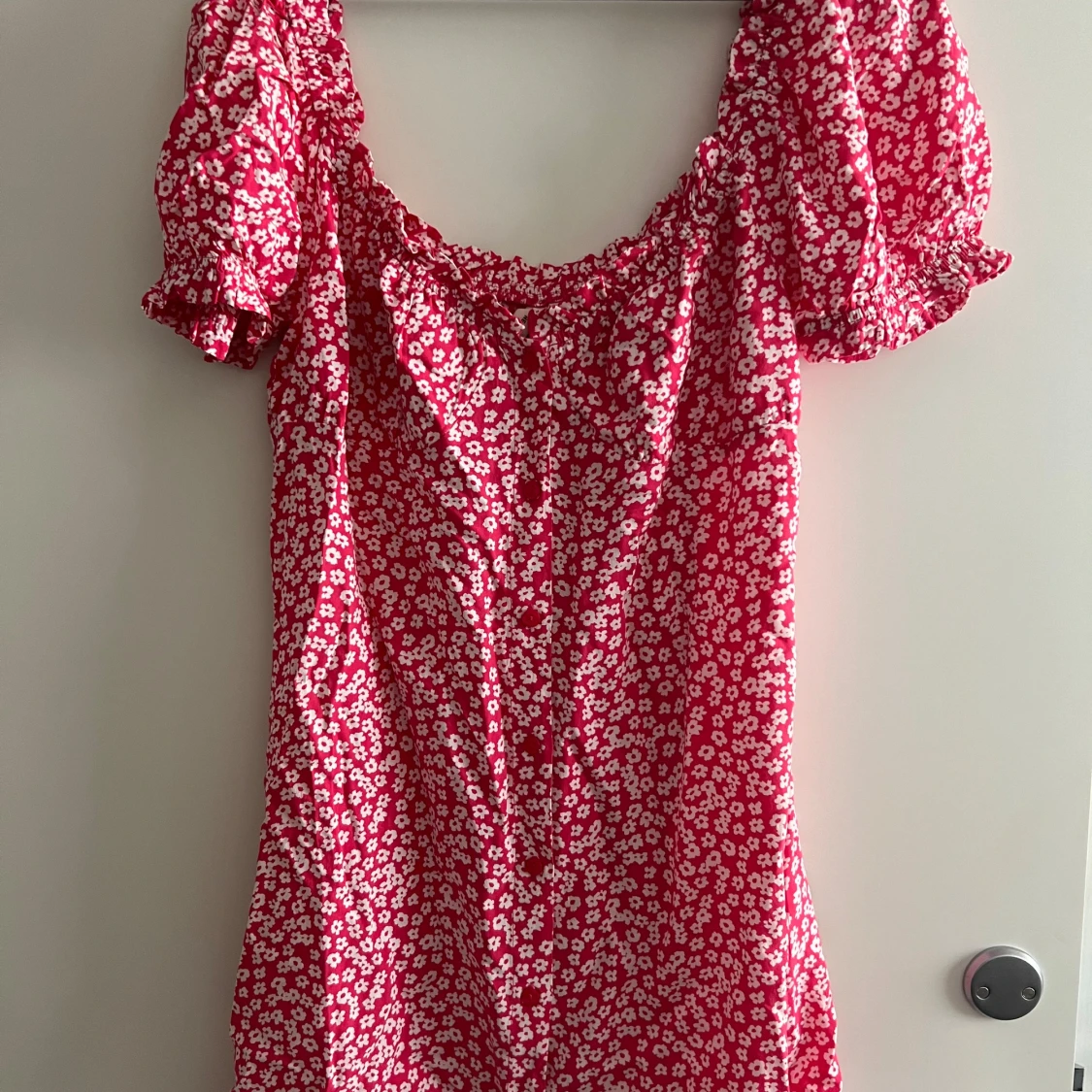 Röd blommig klänning från Nelly