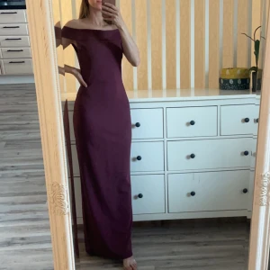 Klänning misguided - Finklänning med bara axlar. Storlek 36 skulle säga passar både  xs-s.  250