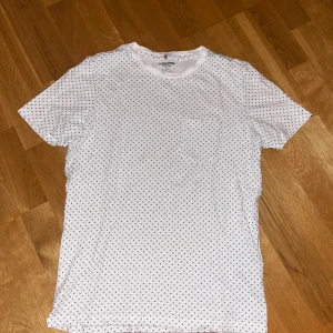 T-Shirt  - Storlek (M) inga fel med tröjan! Säljer den för rensning av garderob! Köparen betalar frakten om den ska fraktas!  