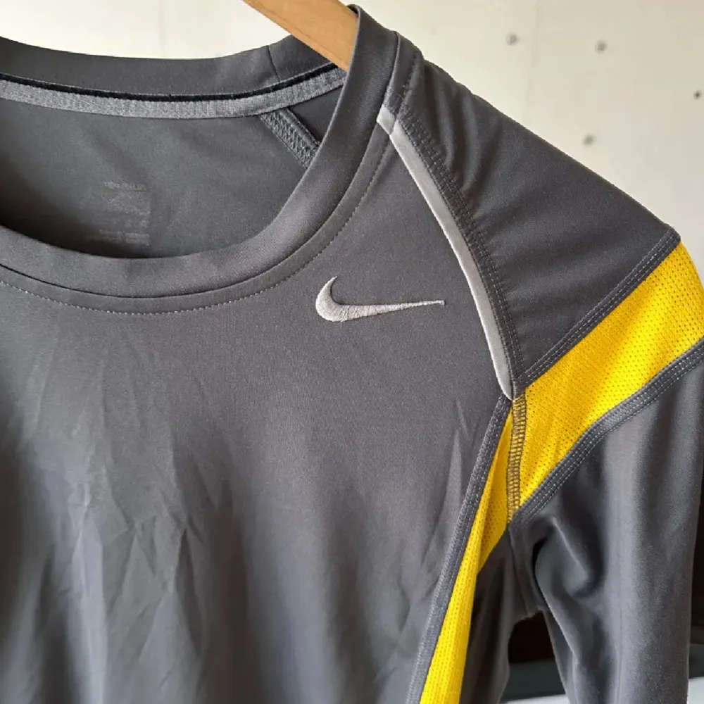 Vintage Nike Dri-Fit T-shirt, väldigt unikt och sällsynt. Storlek: XS skick: 7/10 använd. Vid order eller funderingar skriv PM. T-shirts.