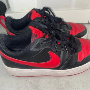 Nike skor  - Supersköna Nike sneakers i strl 39. Lite smutsiga på det vita vilket självklart kommer att tvättas innan ivägskick, annars inga fel alls :)  