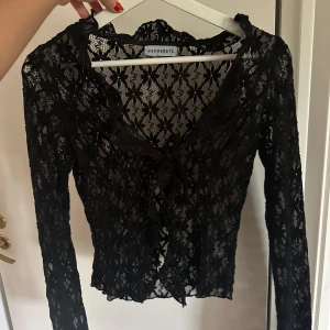 Slutsåld Venderbys knyttopp - Använd fåtal gånger och är i bra skick. Storlek S/M❣️ Deras första släpp, där tyget är jättemjukt!!