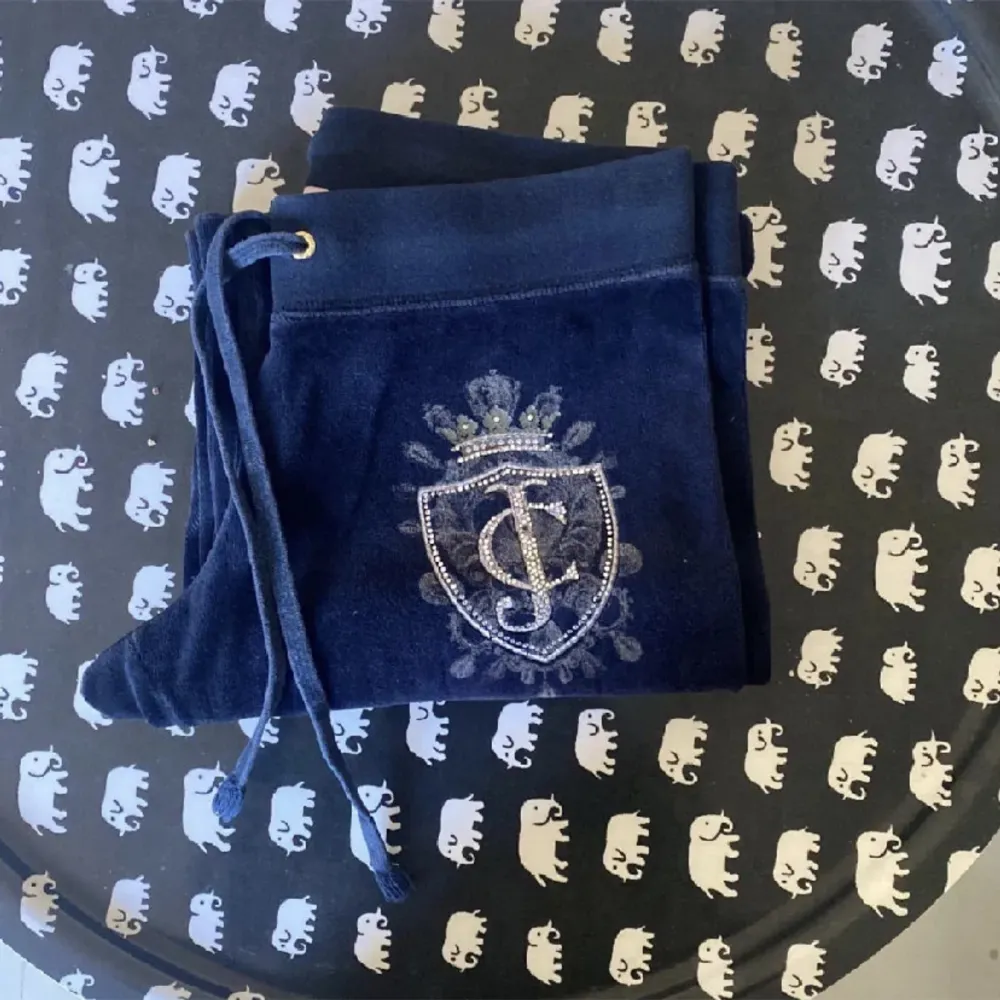 Ett par mörkblå juicy couture mjukis i en gammal modell, storlek S❤️kan även tänka mig att byta till ett par i en större storlek. Jeans & Byxor.