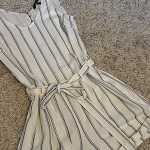 Byxdress - Vit byxdress från Vero Moda i toppenskick - använd en gång! Storlek XS, pris - 119kr + frakt!☺️(nypris 399kr) 