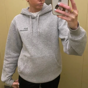 Mads Nørgaard hoodie - Go hoodie i bra skick💫 använd men hel och ren! 
