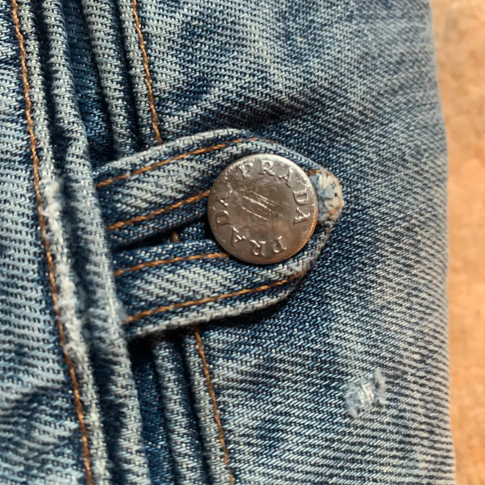 Säljer mina älskade Prada jeans!! . Farkut & Housut.