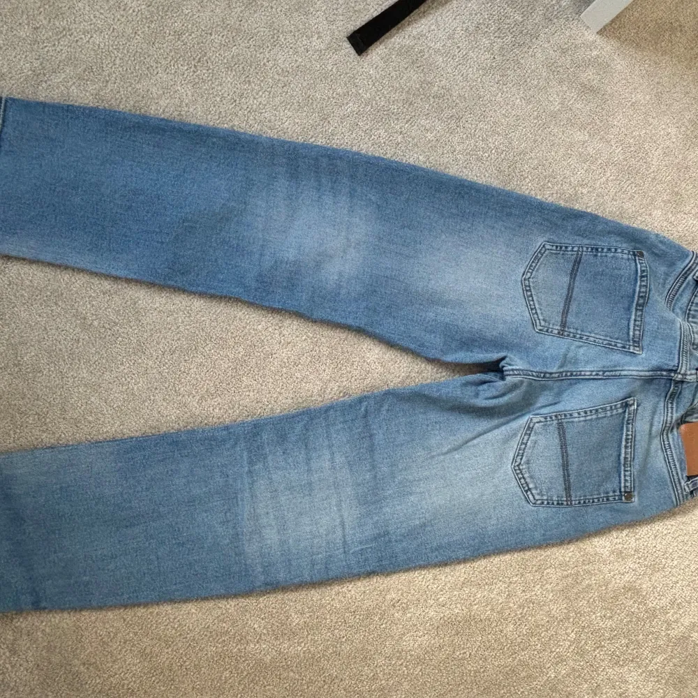 The item hasn’t been worn that much and has been taken care of very well. The clothing has no issues whatsoever and no damages. The item has also been cleaned very well so it’s not dirty or anything.. Jeans & Byxor.