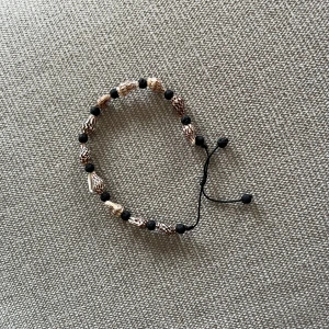 Armband  - Sött armband med små snäckor. Helt nytt 🐚