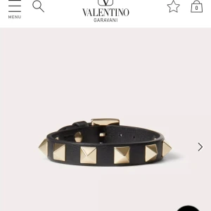 Valentino armband - säljer nu mitt älskade valentino rockstud armband då jag inte använder det längre💕💕har tyvärr inte kvar något ältehetsbevis på den så kan inte bevisa att den är äkta💕💕