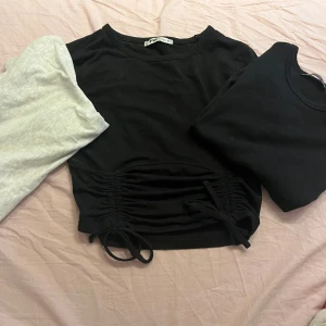 T-shirt - Säljer dess t-shirts, de båda svarta tröjorna är ifrån newyorker i stolek xs och den gråa tröjan ifrån h&m i stolek s. Alla tröjor för 50kr eller 20kr st. Köparen står för frakt.