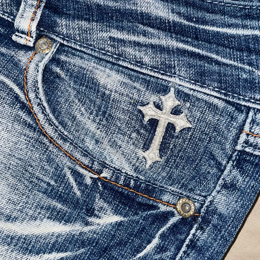 Jätte lågmidjade bootcut jeans från crazy age med jättesnygga detaljer som vingar och kryss bakifrån i strl xs/s💗 // midja 36cm, innerbens 82cm, längd 98cm // priset är diskuterbart🥰. Jeans & Byxor.