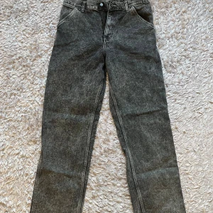 Carhartt Single Knee jeans - Säljer dessa feta näst intill oanvända jeans från carhartt! Skick 10/10, de var för stora för mig! 31W 32L! Hör av er vid frågor 🙌🏻